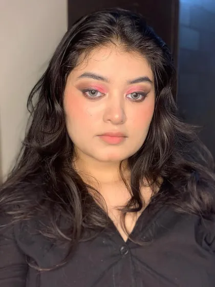 A full view of the pink and brown smokey eye, a versatile look for many occasions.