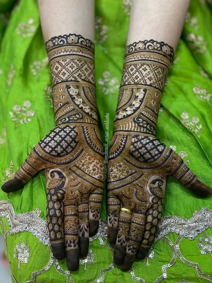 A sider mehendi with a peacock motif. The design is a beautiful blend of traditional Indian and modern Arabic styles.