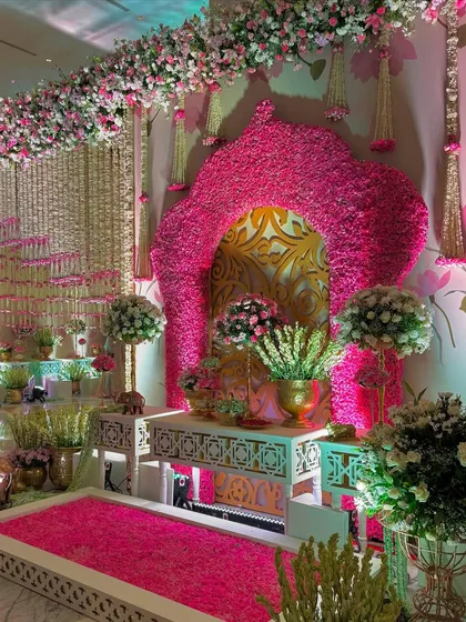 An opulent blend of cascading florals, a statement arch of pink flowers, and rich gold accents, all designed to impress at every glance. 🌸