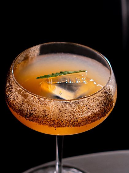 Delve into the depths of ‘Black Gold’. This is a spellbinding fusion of black pepper rum, grapefruit juice, and a touch of our fiery picante cordial.
