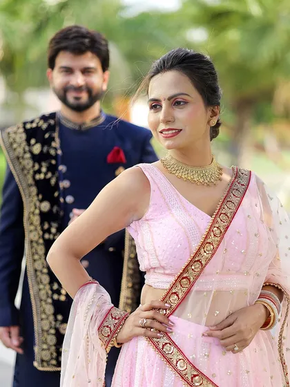 A playful and beautiful shot where the bride is the center of attention. This kind of focus-play adds a creative touch to your pre-wedding album.