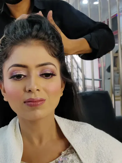 A close-up of the makeup process for this western-style look. I used soft lilac and pink eyeshadows to create a dreamy, romantic feel.