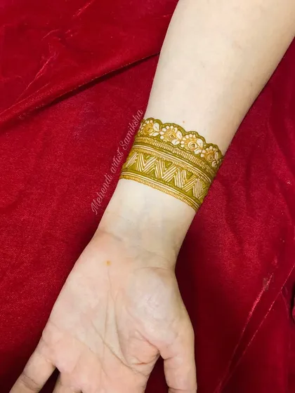 For this hand design, we start with a simple cuff. I teach how to create a clean foundation with basic line work and a delicate floral border.