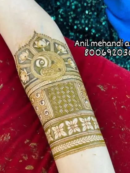 An elegant mehandi band for the arm. This design features a central peacock motif surrounded by lotus flowers and geometric patterns, perfect as a standalone piece.