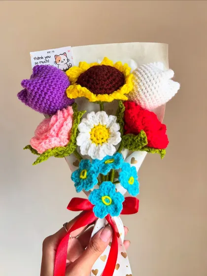 This colorful mixed bouquet comes with a "thank you so much" card, making it a complete and thoughtful gift.