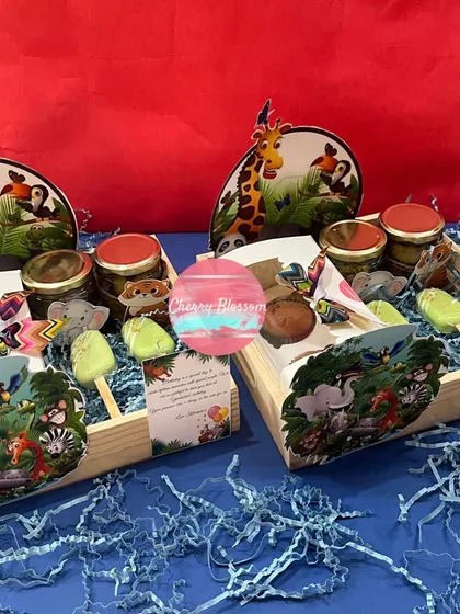 Another look at our jungle-themed return favours, featuring freshly baked treats. This set includes handmade chocolates, cookies, muffins, and cakesicles, all arranged in a themed pinewood tray.
