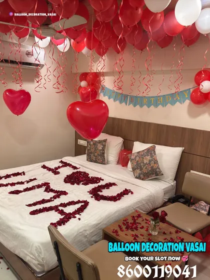 I can personalize the rose petal message on the bed, like this "I ❤️ U UMA" design. The room is filled with red and white ceiling balloons and heart-shaped foil balloons for a complete surprise.