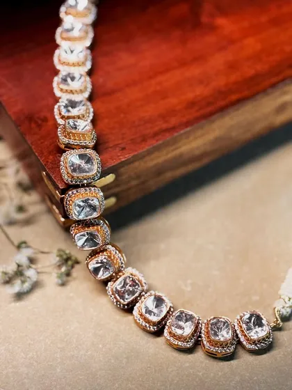 A timeless single-line polki bracelet, crafted with square-cut uncut diamonds for a look of simple, modern elegance.