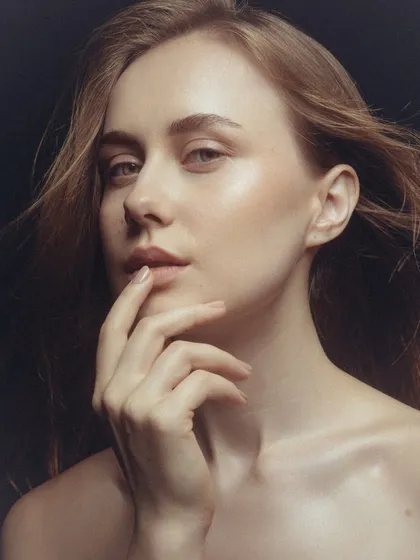 A simple, elegant beauty shot. I focused on creating a smooth, perfected skin base and a soft, neutral lip, a versatile look that works for a wide range of commercial clients.