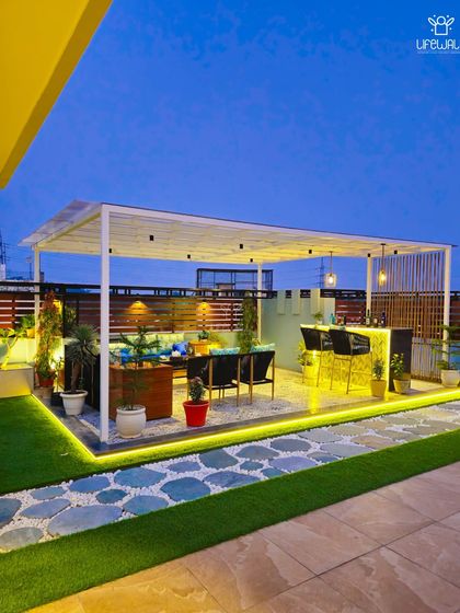 At night, this white pergola becomes the centerpiece of the terrace. The warm lighting, both from the roof and the floor, creates an incredibly inviting atmosphere for parties or quiet nights.