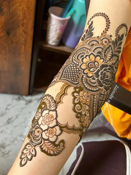 Another detailed shot of Arfa's arm, highlighting the use of negative space to make the floral elements pop.