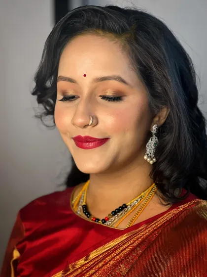 This look is proof that quality is possible even under pressure. I created this entire dewy reception makeup look in under an hour, using just a ring light for this photo. It shows my ability to deliver a flawless finish efficiently.