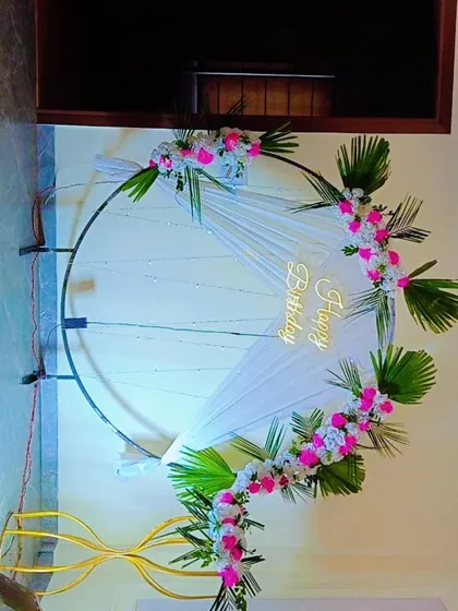A straight-on view of the beautiful and unique fresh flower ring backdrop.