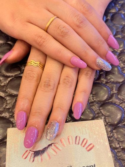 A lovely set of mauve-pink almond nails. The ring fingers are accented with a full coat of silver glitter for a simple yet elegant touch of glam.