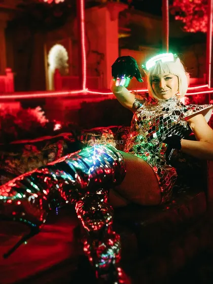 This LED performer lit up the night with her futuristic flair. Dressed in mirrors and lights, she transported guests to a neon dreamscape, adding an element of out-of-this-world entertainment.