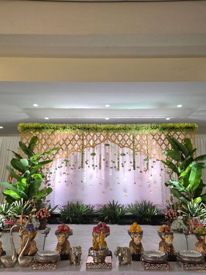 A full frontal view of the gold lattice stage.