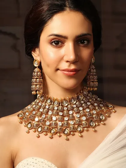 A full view of the magnificent bridal choker and matching tiered jhumkas, as modeled by Pashmina Roshan, showcasing a complete and opulent look.