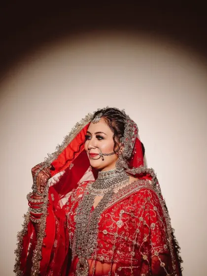 A slight turn of the head, a gentle smile. This portrait, part of a series playing with light, captures a different facet of the bride's personality, showing her soft and graceful side.