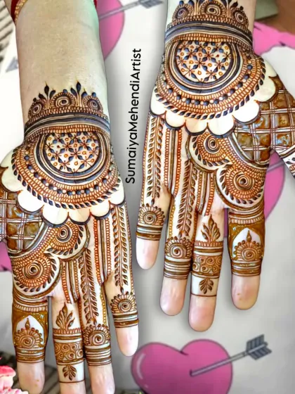 A lovely, modern design for the back of the hands. The use of clean lines, dots, and scalloped edges gives it a very chic and stylish feel.