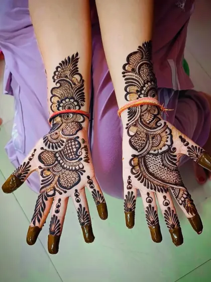The front-side companion to the previous design, this shows a full-palm Arabic mehandi with covered fingertips.