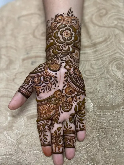 I created this intricate design as a demonstration for my students. It combines various techniques, including shading, fine lines, and different filler patterns.