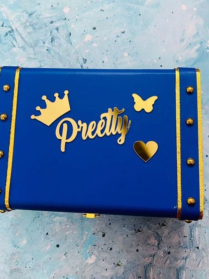 This royal blue trunk box features a name, crown, butterfly, and heart charm. You can mix and match charms to create a design that perfectly reflects your personality.