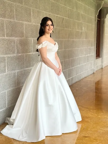 For my lovely bride Ozlem's white wedding, we created a look of pure elegance. The focus was on soft brown tones to naturally enhance her features, paired with romantic, dreamy waves in her hair, perfect for her beautiful off-shoulder gown.