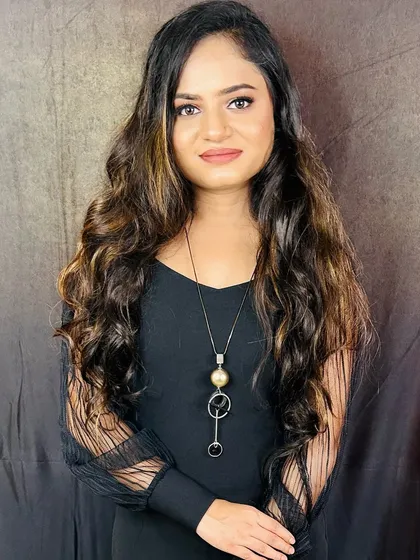 The final look is all about elegance. The makeup is natural and glowing, letting her highlighted hair and simple black dress do the talking.