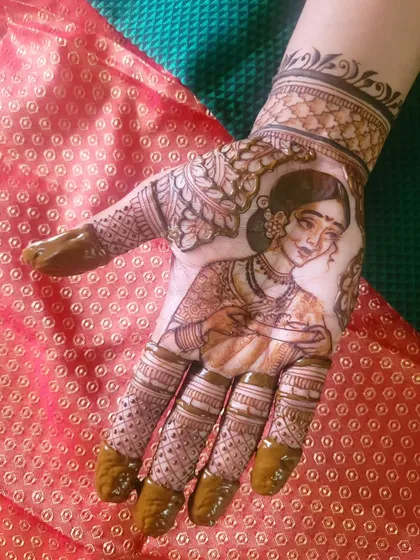 A close-up of the portrait from the Vat Purnima design, highlighting the delicate expression and traditional attire.