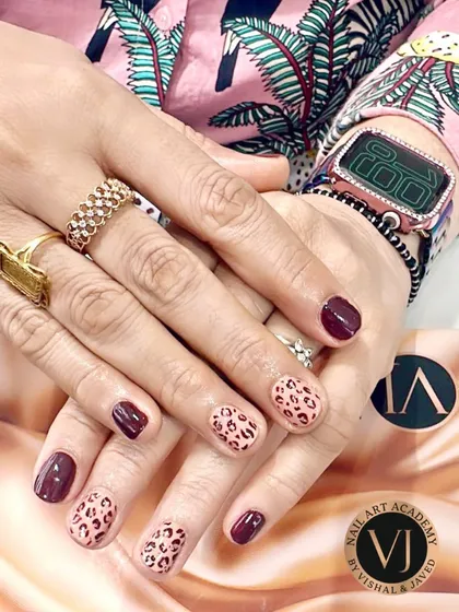 For those who love a bold statement, we created this chic look combining a rich wine-red gloss with trendy, hand-painted leopard print accent nails. This design shows how we mix classic elegance with a touch of wild, modern style on short, natural nails.