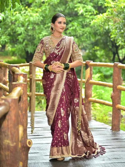 A full view of a complete bridal look, where makeup, hair, and styling come together. My training covers this holistic approach, teaching you how to drape a Paithani saree and style a look that is perfect for outdoor photoshoots and grand entrances.