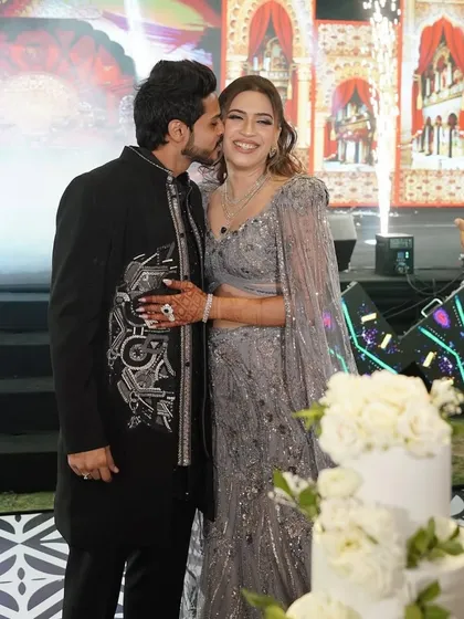 Nothing stuns quite like glass skin paired with glam eyes. Kanika was the epitome of elegance at her soirée in this grey caped lehenga.