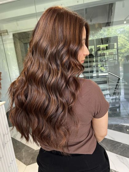 A side view of the hazelnut color, showing how the light plays off the different tones in the soft waves.