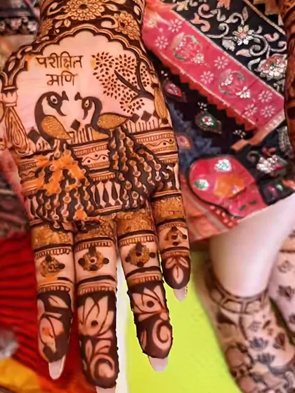 This design features beautiful dancing peacocks on the palm, a very graceful and popular choice for brides.
