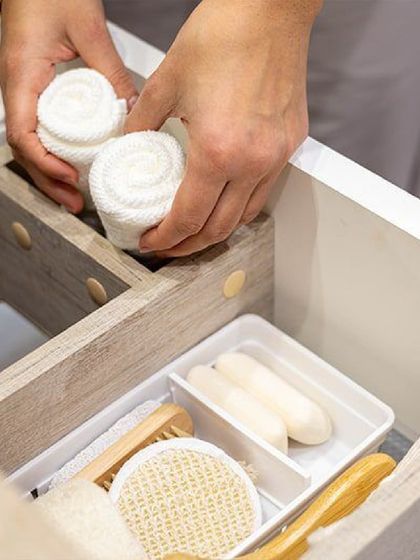 Decluttering your living space gives you mental peace. This guide offers tips to get you started on treating your home like a sanctuary by removing unnecessary items.