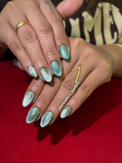 This green cat-eye set is bold and unmissable. The magnetic polish creates a brilliant flash of light that moves across the nail, giving it a deep, emerald-like glow.