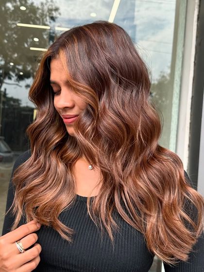 Here is a perfect blend of sweet caramel and rich chocolate vibes. This balayage technique creates a beautiful melt of colors that looks natural and sophisticated, especially when styled with soft waves.