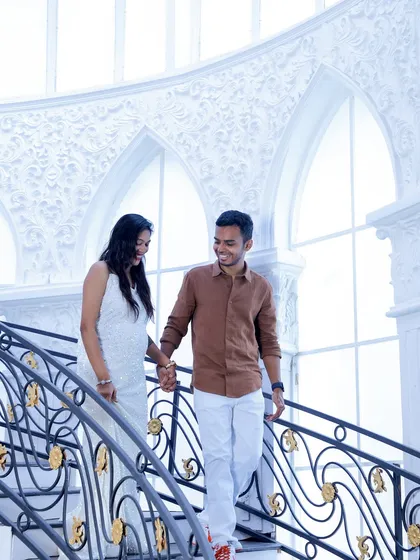 A beautiful, candid moment captured as a couple descends a grand staircase. We love using stunning architectural backdrops to create elegant and timeless pre-wedding portraits that feel both natural and breathtaking.