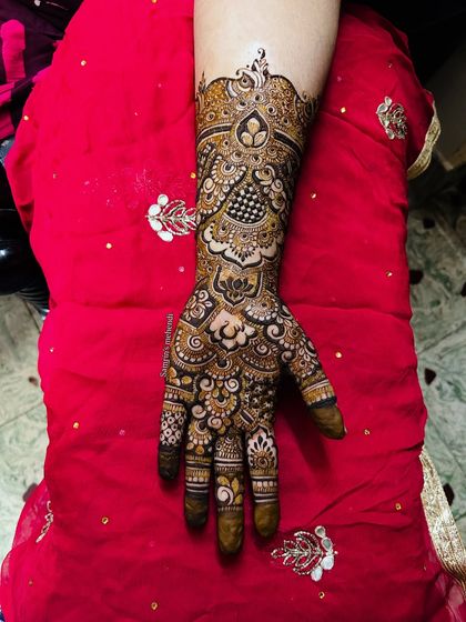 A beautiful design with a mix of Arabic and Indian elements. The bold lotus motifs and fine-line details create a stunning contrast.