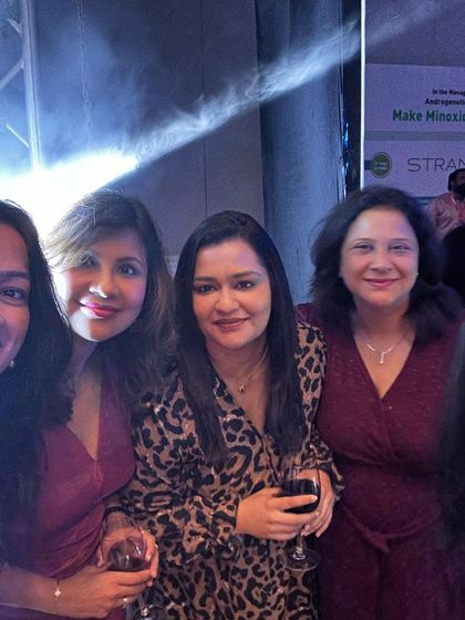 Another moment from a cosmetic dermatology conference, surrounded by peers. These events are crucial for sharing insights on complex topics like the management of androgenetic alopecia and other hair loss conditions.