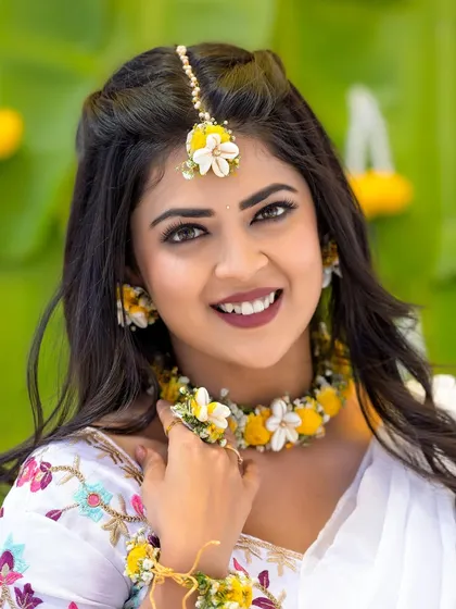 A bright and joyful Haldi look for actress Mansi Joshi. The makeup is fresh and minimal, complemented by beautiful floral jewelry. This style is perfect for pre-wedding ceremonies, ensuring you look radiant and feel comfortable.