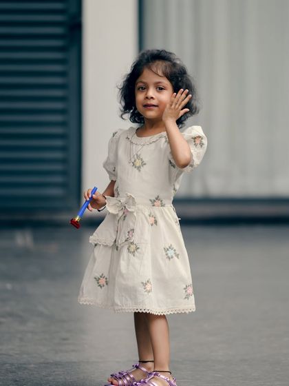 A candid portrait of a young girl during a family photoshoot. I make sure to capture individual moments of the children, highlighting their unique personalities.