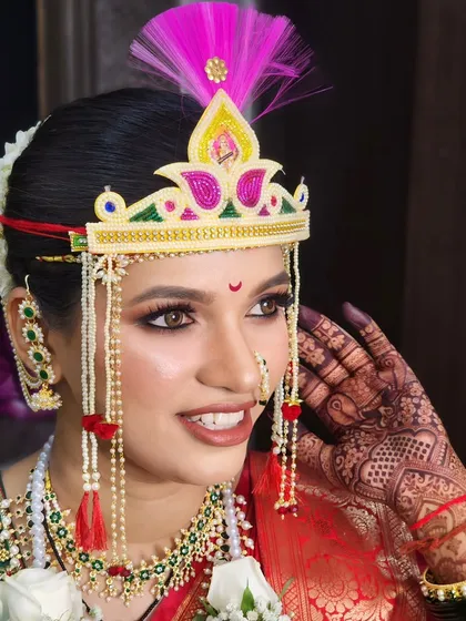 Picture perfect Surabhi. Her eyes truly spoke a thousand vows. For her Maharashtrian wedding, I focused on creating a classic look with a traditional 'mundavalya' headpiece and flawless makeup.