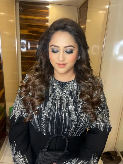 A beautifully blended silver and black smokey eye for a sophisticated cocktail glam look. The shimmer adds a touch of light, making the eyes sparkle.