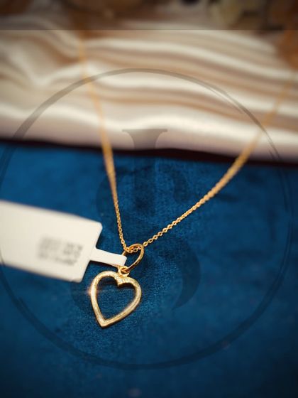 A classic open-heart pendant, crafted from 14kt gold. This piece is all about simple, understated romance, perfect for everyday wear or as a meaningful gift.