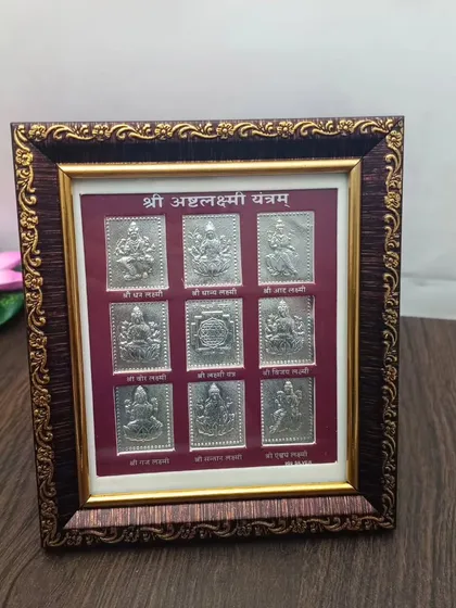 Is 999 silver-plated frame mein Ashtalakshmi Yantram hai. Ise aap apne ghar ya office mein rakh sakte hain, yeh aapke aas paas ek positive energy banaye rakhta hai.
