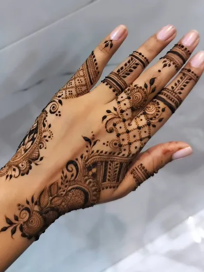 This modern Arabic design is perfect for a party or engagement. It features a mix of geometric and floral elements with plenty of open space to make the pattern stand out.