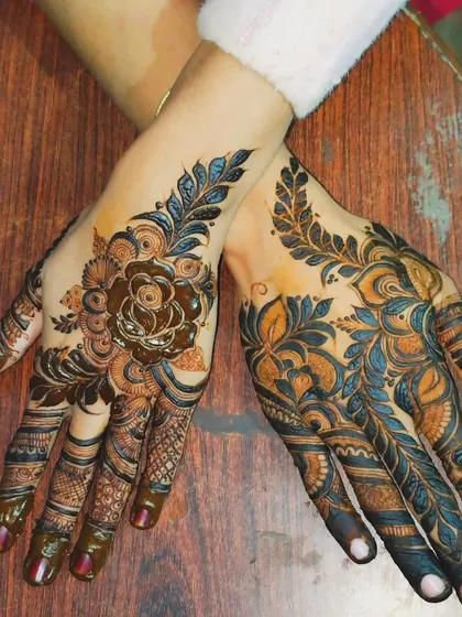 A beautiful example of complementary sider designs for both hands. The patterns mirror each other, creating a harmonious look when the hands are placed together.