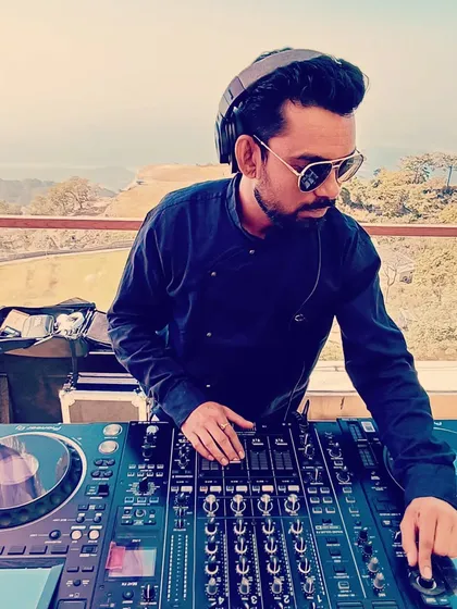 My DJ services are not limited to clubs. I'm equipped to play at scenic outdoor locations, perfect for destination weddings, sundowner parties, or corporate retreats.