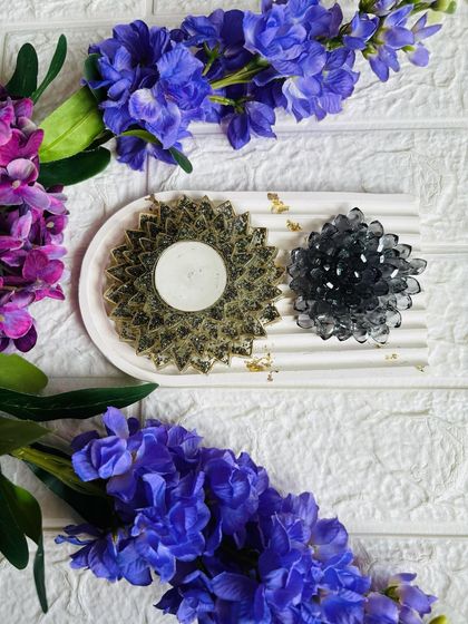 Another styling option for the gypsum tray, this time with two sparkling crystal-style T-light holders in gold and black.